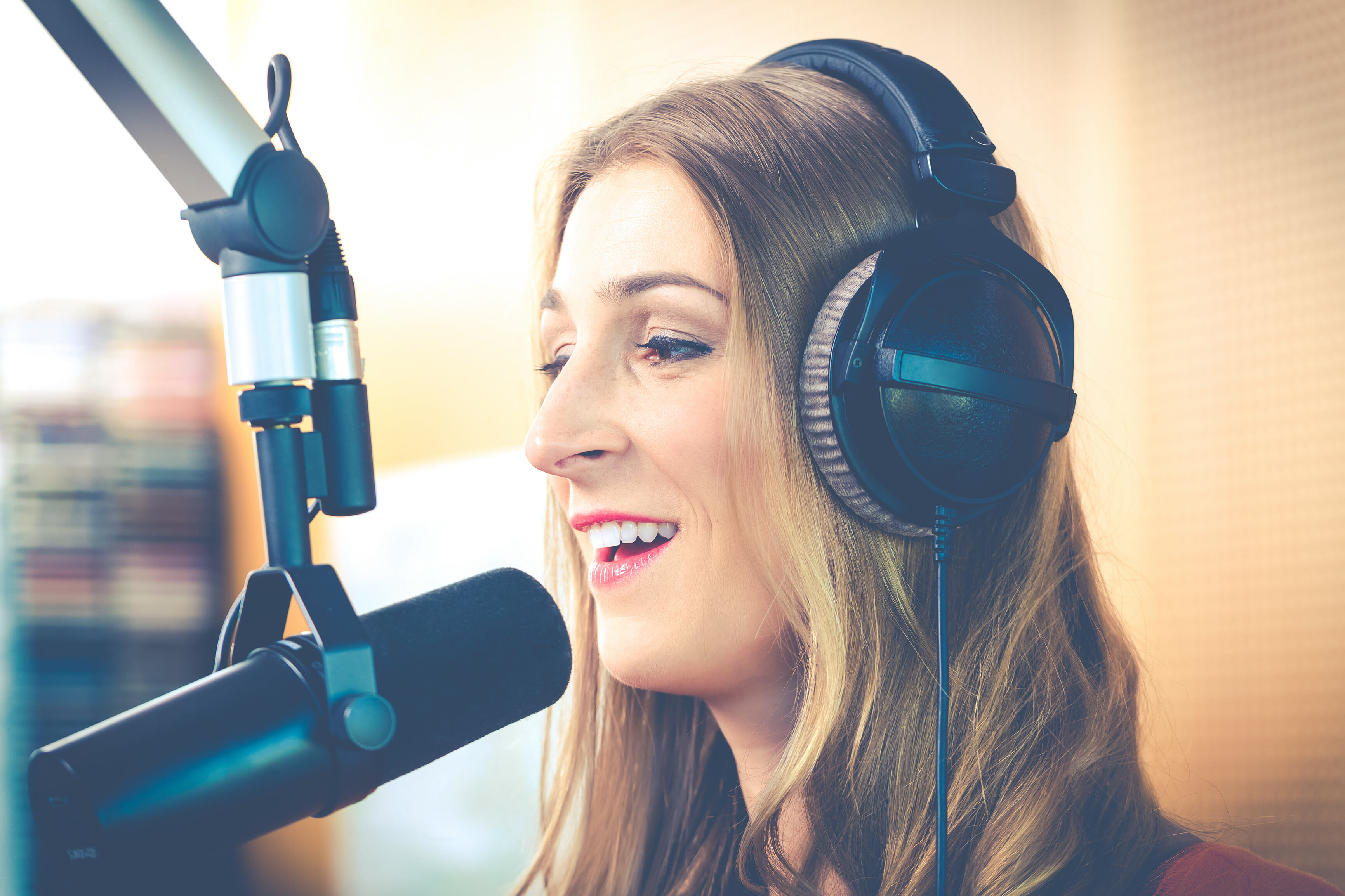 Диджей на радио. Микрофон в студии. Радиоведущий со спины. Ok fest. Выступит радио.