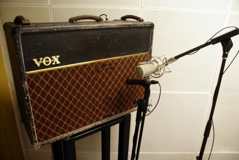 vox amplifier with condenser and dynamic microphones in front of it