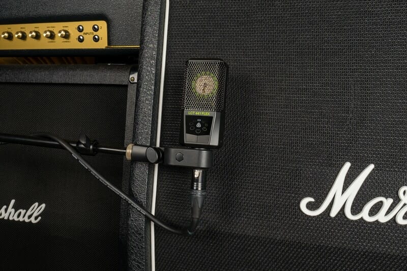 microphone recording guitar amp